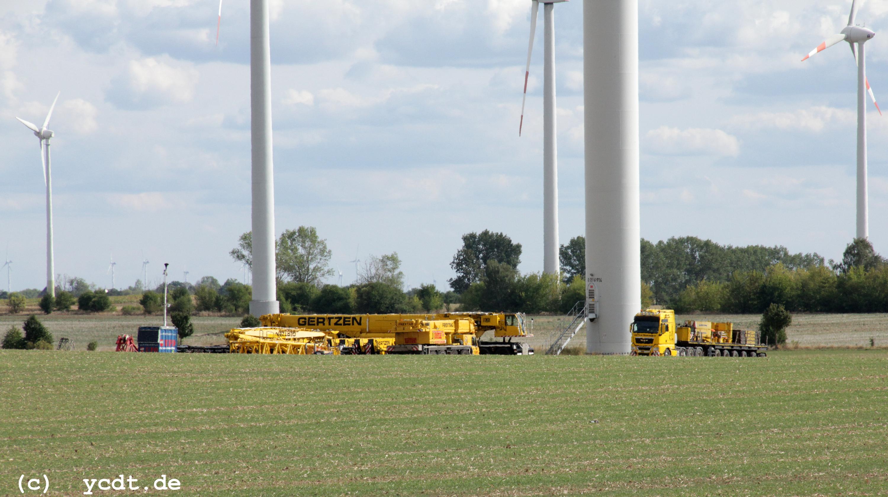 Reparatur Windrder im Windpark Arneburg/Elbe 08/2022,
  Kraneinsatz, 